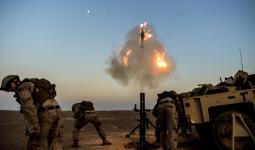 جنود أمريكان يطلقون قذيفة هاون خلال تدريب لدعم عملية العزم الصلب في سوريا