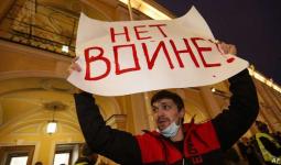 روسي يحمل لافتة كتب عليها لا للحرب