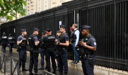 عناصر من الشرطة الفرنسية أمام سفارة قطر في باريس