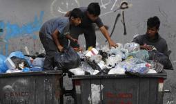 أطفال ينبشون القمامة في دمشق