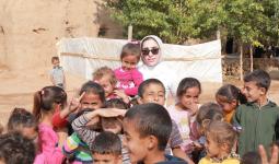الإعلامية الكويتية جنان الزيد في مخيم للاجئين السوريين على الحدود السورية التركية