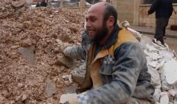 بكاء عنصر من الدفاع المدني السوري على الضحايا شمالي سوريا