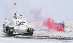 دبابات مطلية باللون الأبيض تشارك في مناورات شتاء 2023