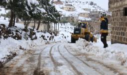 فرق الدفاع المدني تزيل الثلوج من الطرقات