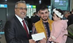 رئيس مجلس إدارة شركة الخطوط الجوية التركية أحمد بولات مع المسافر رقم مليار مصطفى بالجي