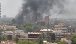 أعمدة الدخان في الأحياء السكنية جراء اشتباكات الجيش والدعم السريع بالخرطوم