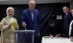 أردوغان رفقة عقيلته يدليان بصوتيهما في الجولة الثانية للانتخابات