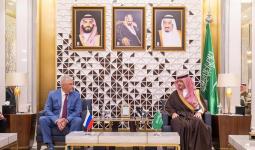 وزير الداخلية السعودي الأمير عبدالعزيز بن سعود ووزير الداخلية الروسي فلاديمير كولوكولتسيف يعقدان جلسة مباحثات رسمية.jpg