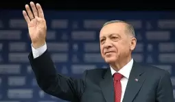 الرئيس التركي رجب طيب أردوغان يخاطب الشباب عقب الانتخابات الرئاسية التركية.webp
