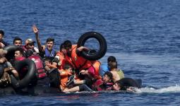 لاجئون سوريون يحاولون النجاة بعد غرق مركبهم في مياه البحر الأبيض المتوسط