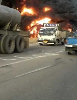 صورة تظهر حريقاً في أحد صهاريج النفط - مواقع التواصل الاجتماعي