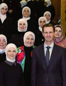 مجموعة من النساء القبيسيات مع بشار الأسد