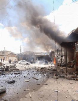 آثار قصف جوي استهدف المدنيين في إدلب مؤخراً