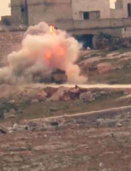 لحظة استهداف إحدى مركبات ميليشيات الأسد بصاروخ موجه في حلب