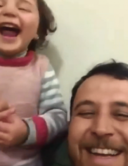 لحظات ضحك الطفلة السوري تزامناً مع حدوث إنفجار بفعل القصف في إدلب