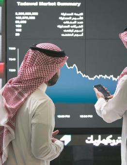 تزداد الضغوط على أسهم الشركات بعدما تكبدت البورصة السعودية خسائر فادحة بلغت قيمتها 276 مليار ريال