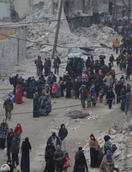 موجة نزوح في إدلب بفعل جرائم ميليشيات الأسد وروسيا وإيران