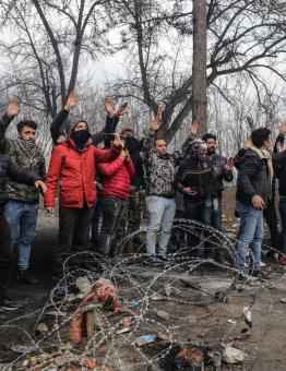 لاجئون على الحدود اليونانية خلال محاولتهم العبور لأوروبا هربا من الحرب في سوريا