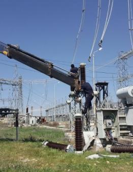 يعاني سكان إدلب من انقطاع الكهرباء منذ سنوات طويلة