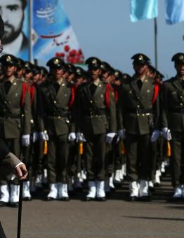 المرشد الإيراني خلال حضور عرض عسكري للحرس الثوري مؤخراً