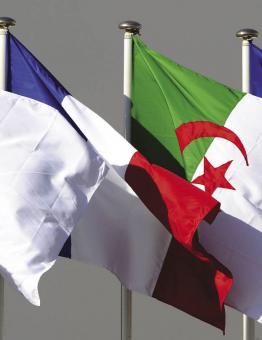 علم فرنسا والجزائر.