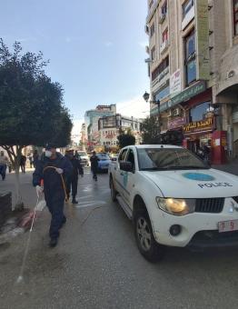 نظمت الشرطة في مدينة رام الله حملات تعقيم بهدف الحدّ من انتشار فيروس كورونا في الشوارع الرئيسية