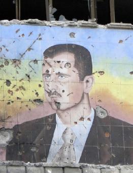 رسم-صورة-بشار-الأسد-جدار-حلب-رصاص-دمار
