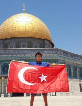 طفل يرفع العلم التركي في ساحات المسجد الأقصى