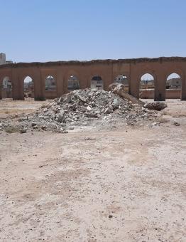 تجمع النفايات في ساحة مسجد الرافقة بمدينة الرقة.