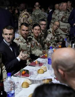 الرئيس الفرنسي وجنوده.