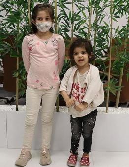 الطفلتان السوريتان  فاطمة وسارة عفش