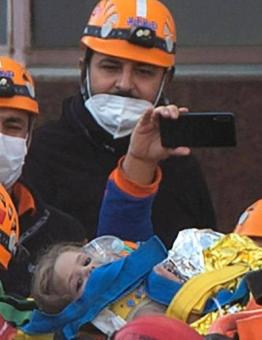 لحظة إنقاذ طفلة من أسفل أنقاض الدمار في إزمير