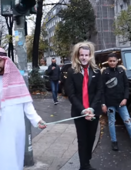 السوري فايز كانفاش يجر ماكرون في شوارع ألمانيا