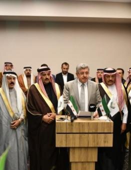 رئيس مجلس العشائر والقبائل السورية متحدثا للصحافة أمس (الأناضول)