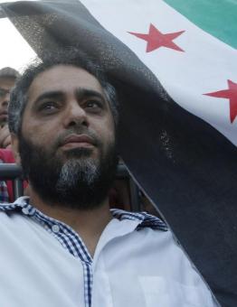 المطرب اللبناني فضل شكل مع علم الثورة السورية