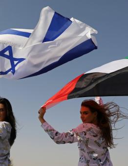 فتاتان تحملان العلم الإسرائيلي والعلم الإماراتي