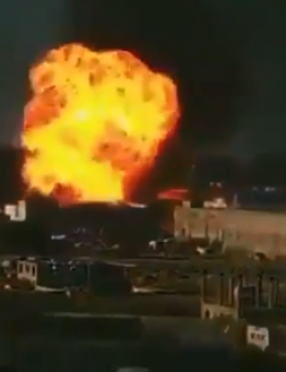 لحظة انفجار في محطة غاز بمدينة البيضاء في اليمن.