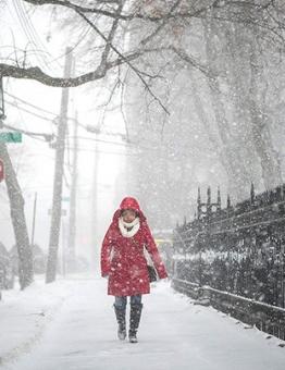 تبلغ العاصفة الثلجية في إسطنبول ذروتها الاثنين