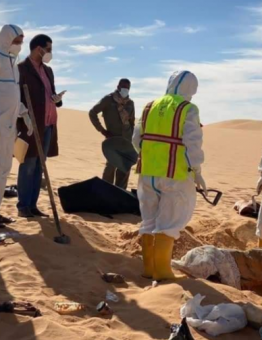 آثر الحادث وجثث العائلة السودانية وسط الصحراء