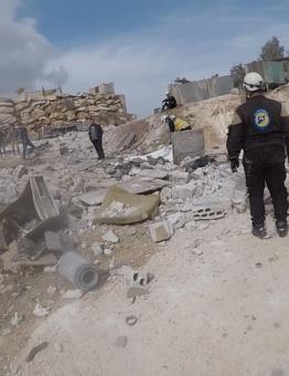 آثار الانفجار داخل مقلع حجارة غرب إدلب