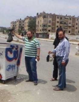 حاويات القمامة وعليها اسم بشار الأسد