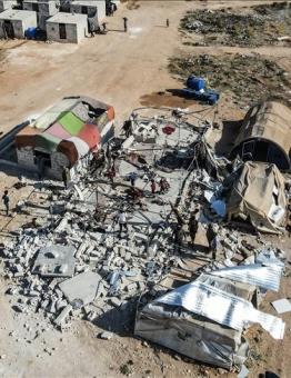 ميلييشات الأسد تقصف مخيماً للنازحين بريف إدلب