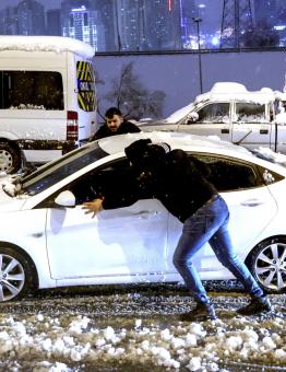 توفق السيارات في إسطنبول بسبب الثلوج