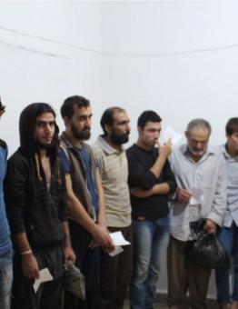 مساجين في إدلب