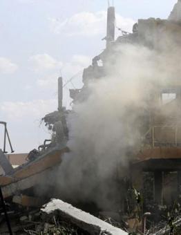 إعلامي سوري يلتقط صوراً لقصف على المناطق المحررة