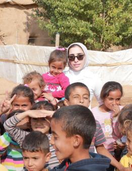 الإعلامية الكويتية جنان الزيد في مخيم للاجئين السوريين على الحدود السورية التركية