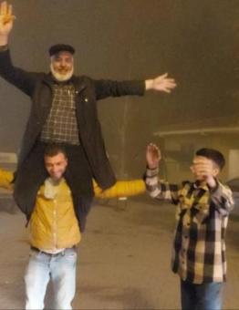 أحمد حمو يحتفل مع أبنائه قبل التحاقه بالخدمة العسكرية في تركيا