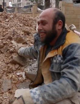 بكاء عنصر من الدفاع المدني السوري على الضحايا شمالي سوريا