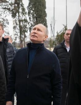 بوتين خلال زيارته لمدينة سيفاستوبول في شبه جزيرة القرم