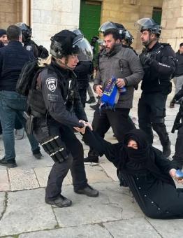شرطي إسرائيلي يجر سيدة فلسطينية كانت تصلي في الأقصى